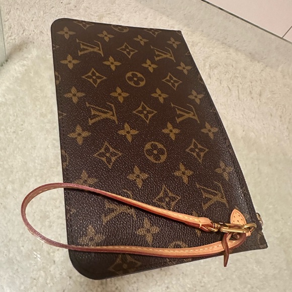 Louis Vuitton Neverfull Wrislet Monogram Print Red Interior - Picture 3 of 11